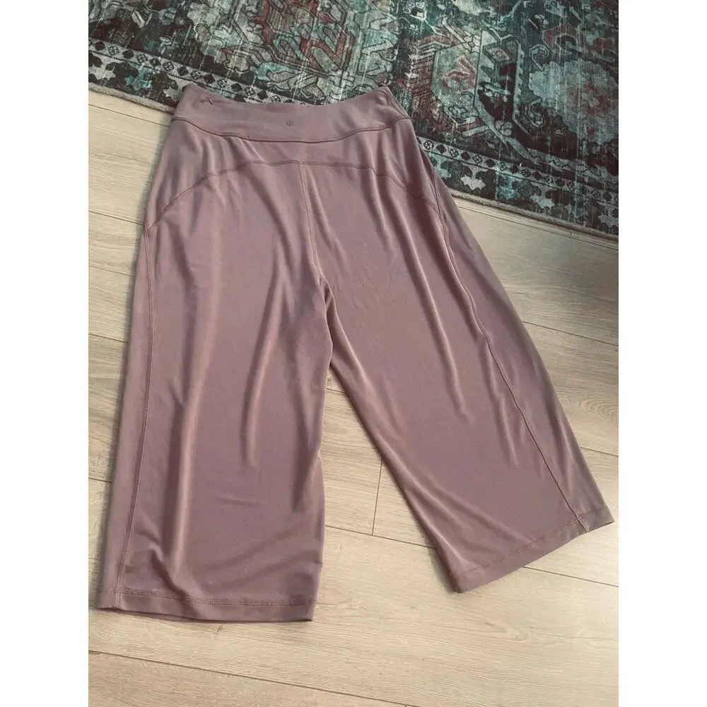 Lululemon size 8 white womans cropped trousers pants